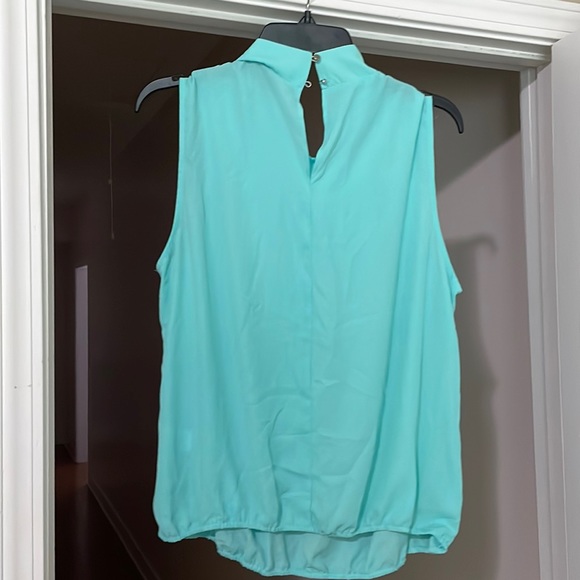 New York & Co. BOW-ACCENT DRAPED SHELL - Picture 2 of 4